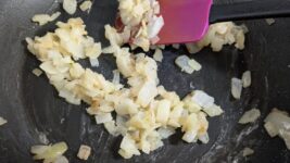 粉っぽくなくまるまで軽く炒める