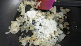野菜を炒めて薄力粉投入
