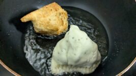 サモサを揚げる